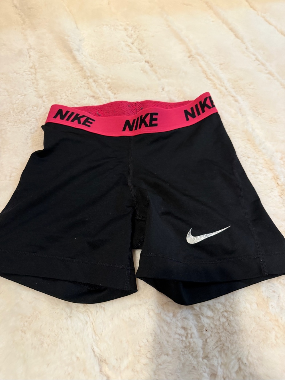 Nike pros black & pink size XS #activewear #athletic
Slight pilling on waistband